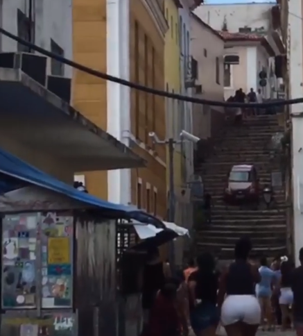 Veículo português desce escadas em Badajoz